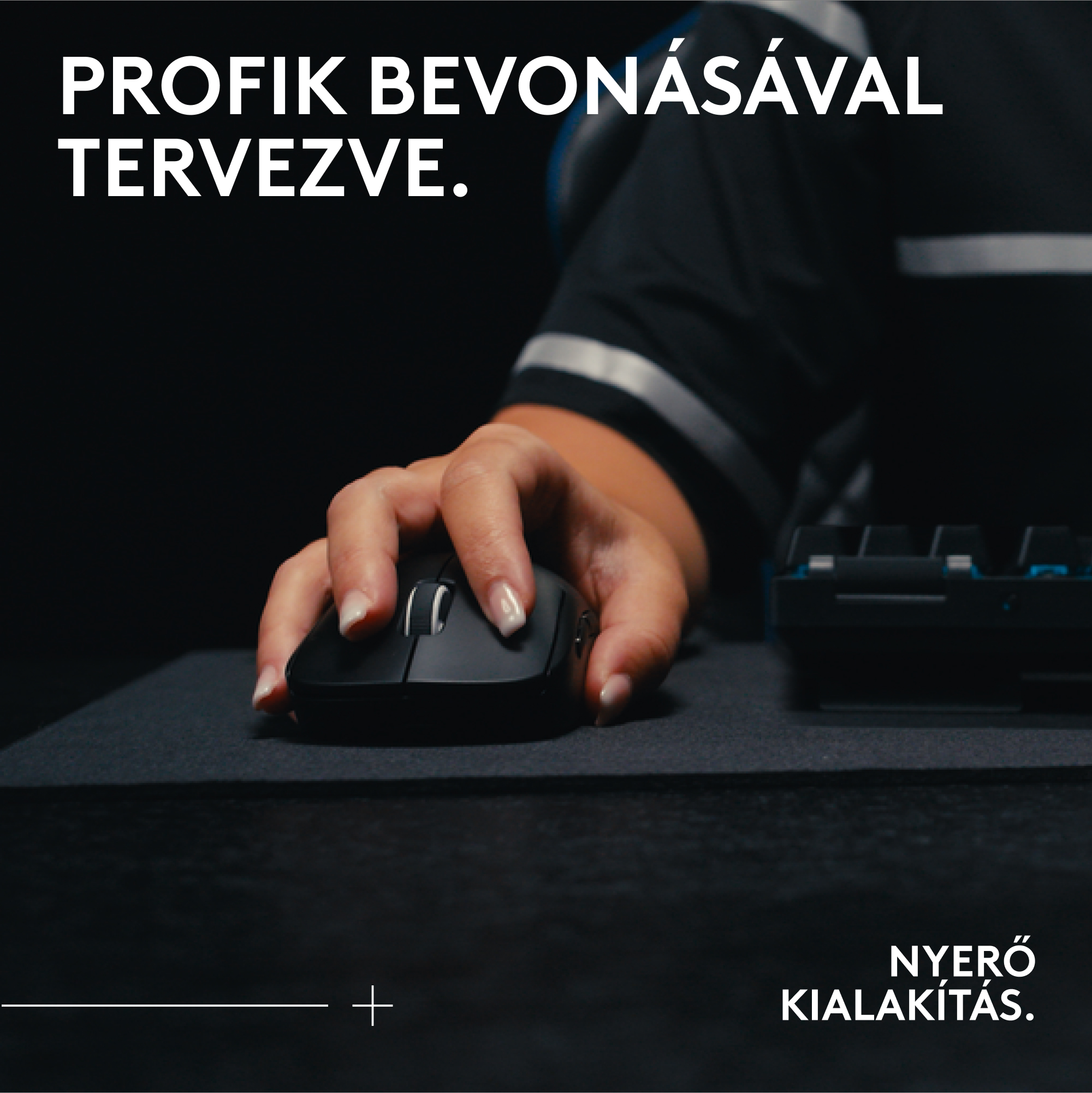 Egy kéz egy fekete egeret használ egy fekete párnán. A háttérben egy billentyűzet található. A szöveg: 'PROFESSZIONÁLIS TERVEZÉS'.