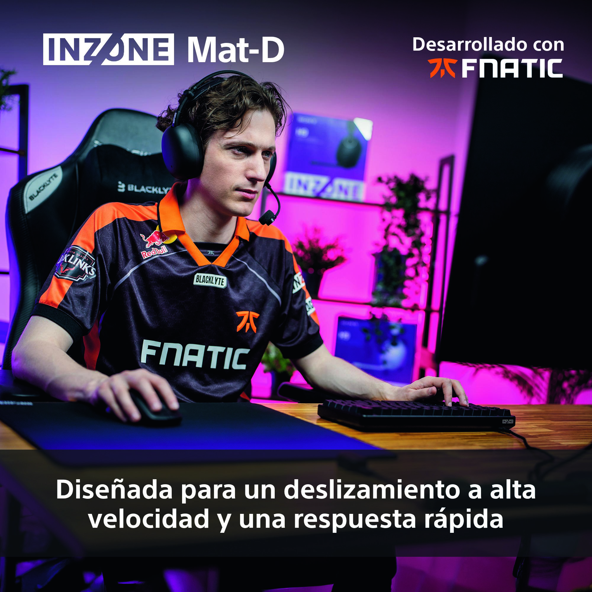 Un jugador con auriculares usa un ratón y un teclado. El fondo muestra un monitor y el logo de FNATIC.