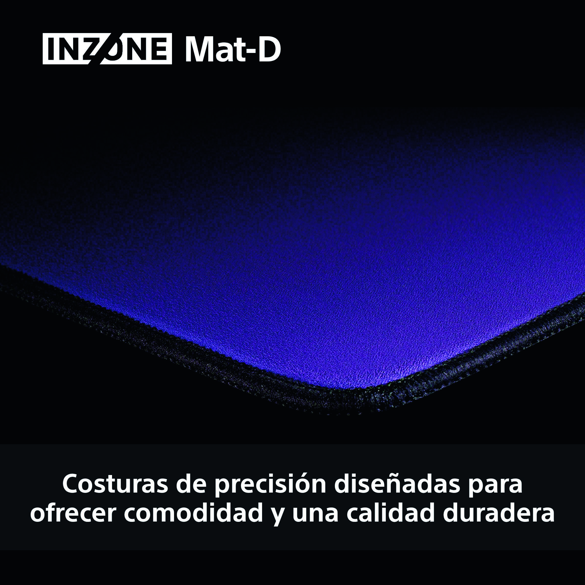 Una alfombrilla de ratón para juegos morada y negra. La parte superior tiene textura morada y la inferior es negra. El borde está cosido.