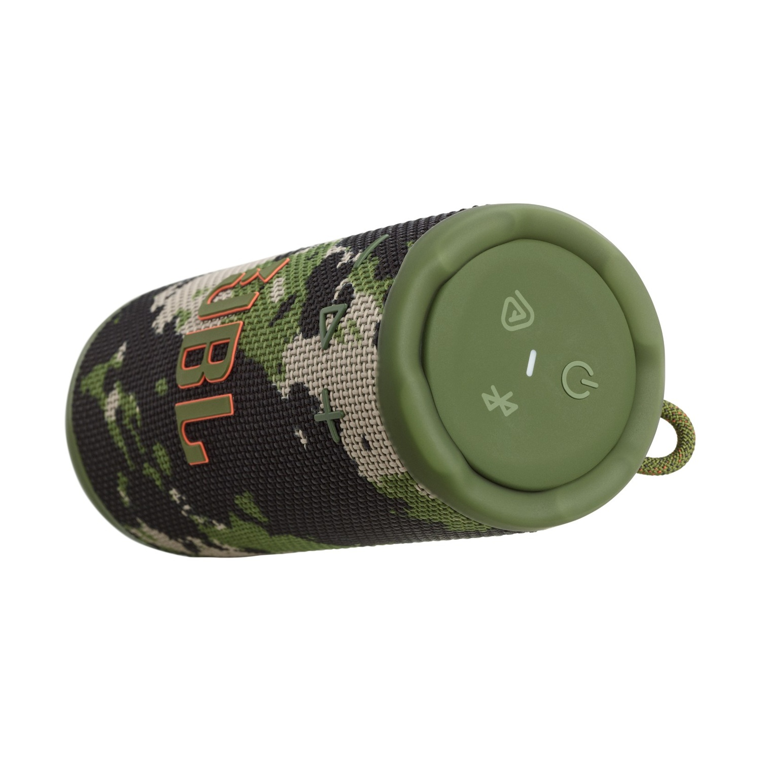Un altoparlante JBL cilindrico con motivo mimetico. Ha dettagli e pulsanti verdi. Il logo JBL è arancione.