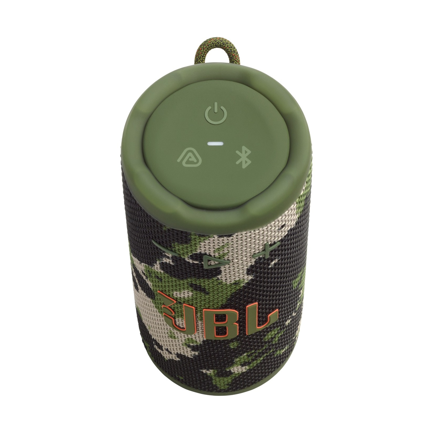 Un altoparlante JBL mimetico. È cilindrico con la parte superiore verde e un corpo con motivo mimetico. Il logo JBL è arancione.