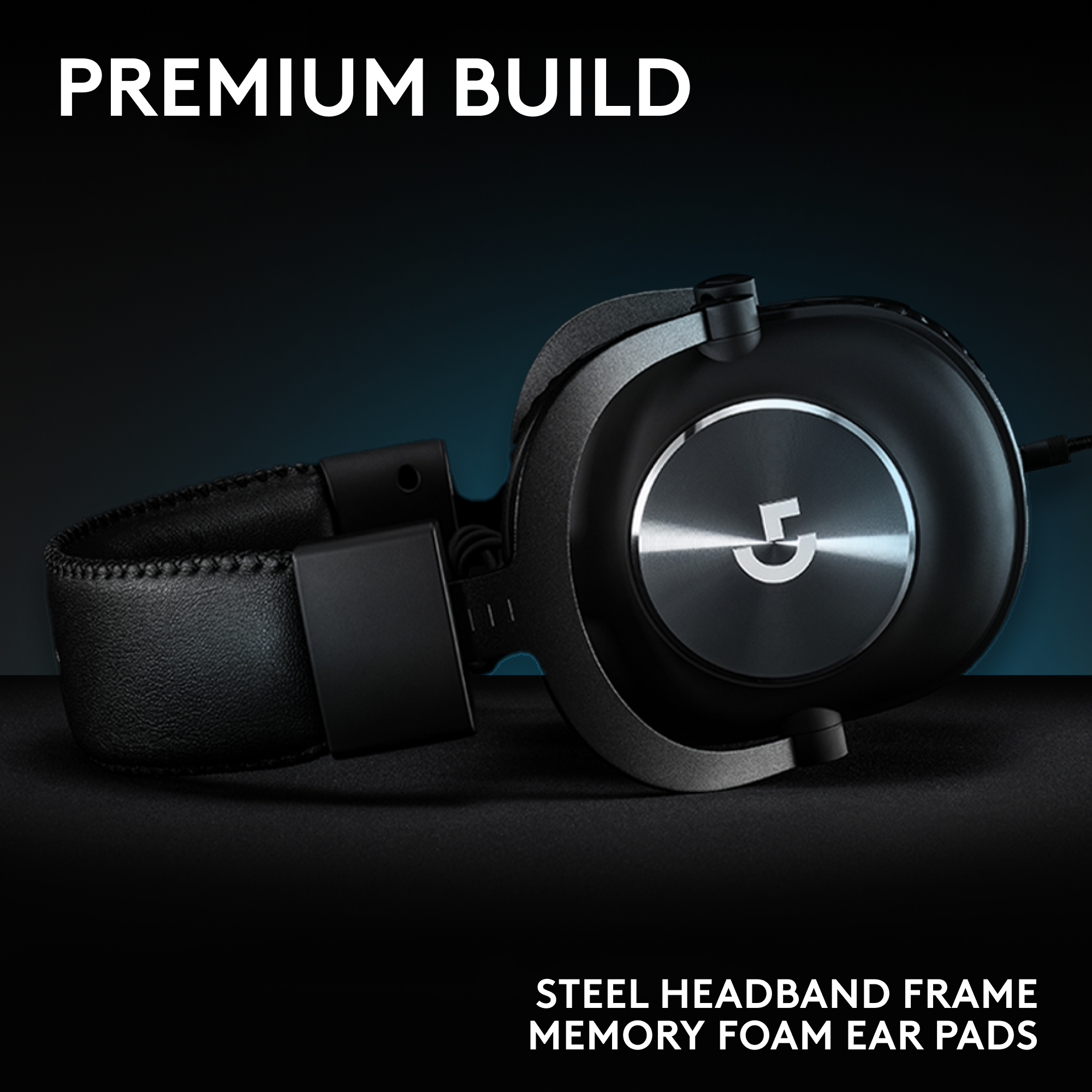 Fekete fejhallgató ezüst logóval sötét háttéren. A szöveg a következő: 'Premium Build' és 'Steel Headband Frame Memory Foam Ear Pads'.