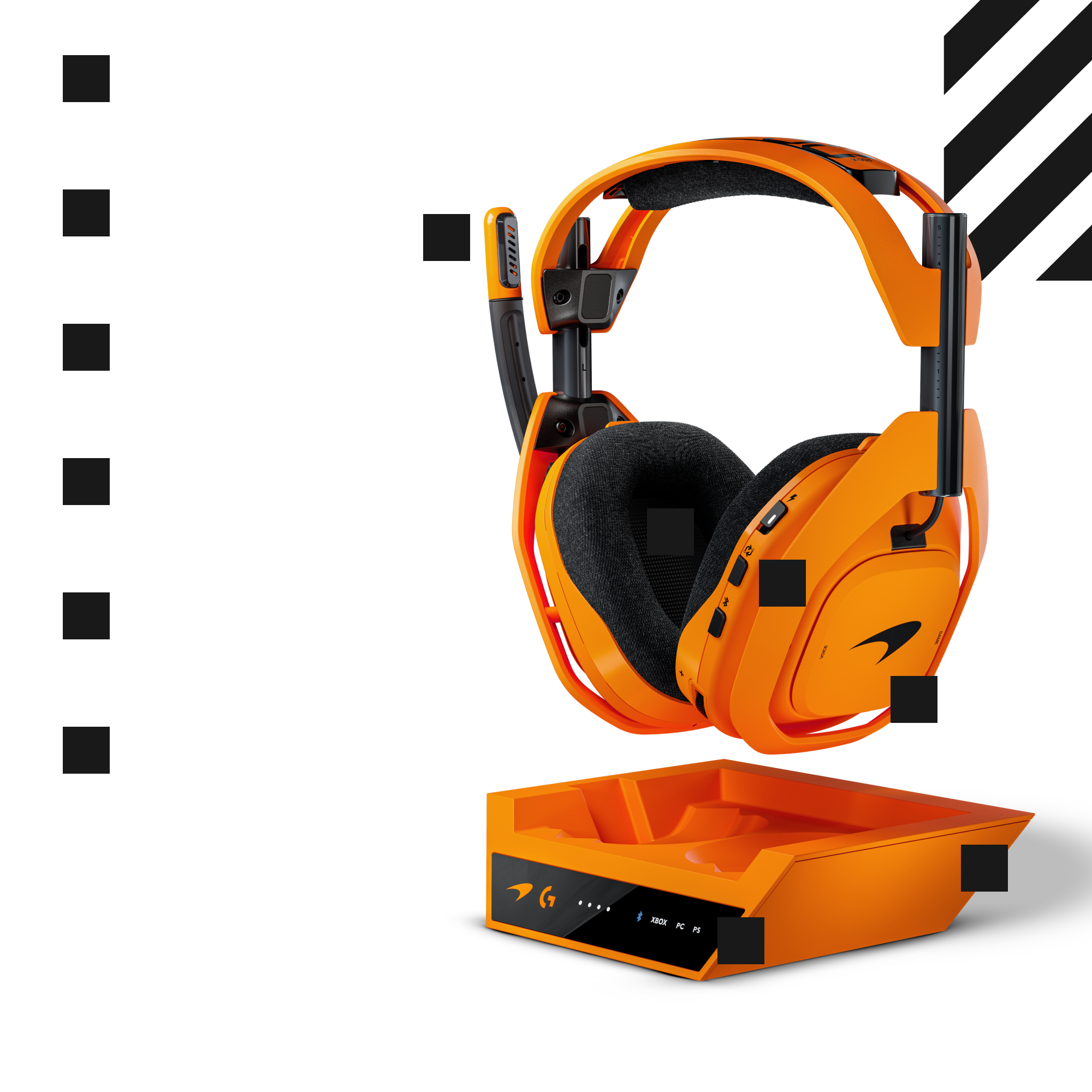 Narancssárga gamer fejhallgató fekete díszítéssel és töltőállomással, fehér háttérrel, fekete csíkokkal.