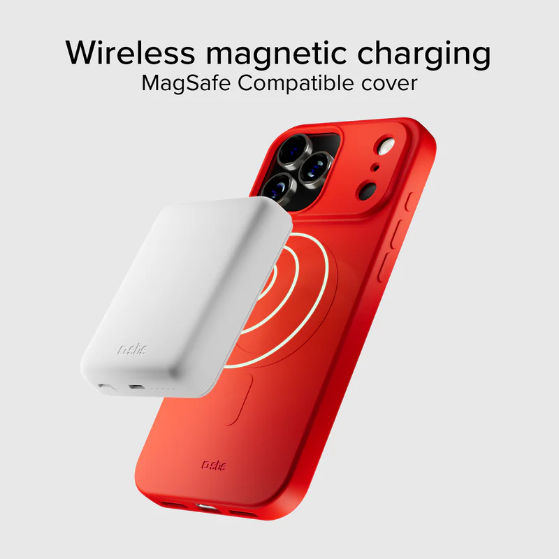Eine weiße Powerbank, die magnetisch an einer roten Handyhülle befestigt ist. Die Hülle hat ein kreisförmiges Ladedesign. Der Hintergrund ist schlicht weiß.