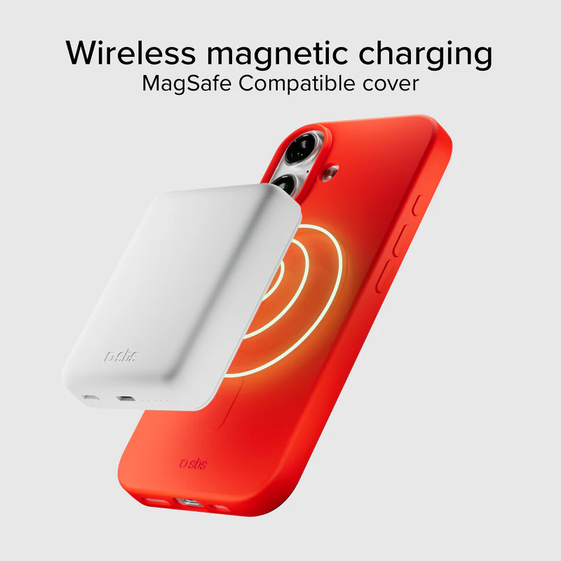 Eine weiße Powerbank ist magnetisch an einer roten Handyhülle befestigt. Die Handyhülle befindet sich auf weißem Hintergrund. Das Setup dient zum kabellosen Laden.