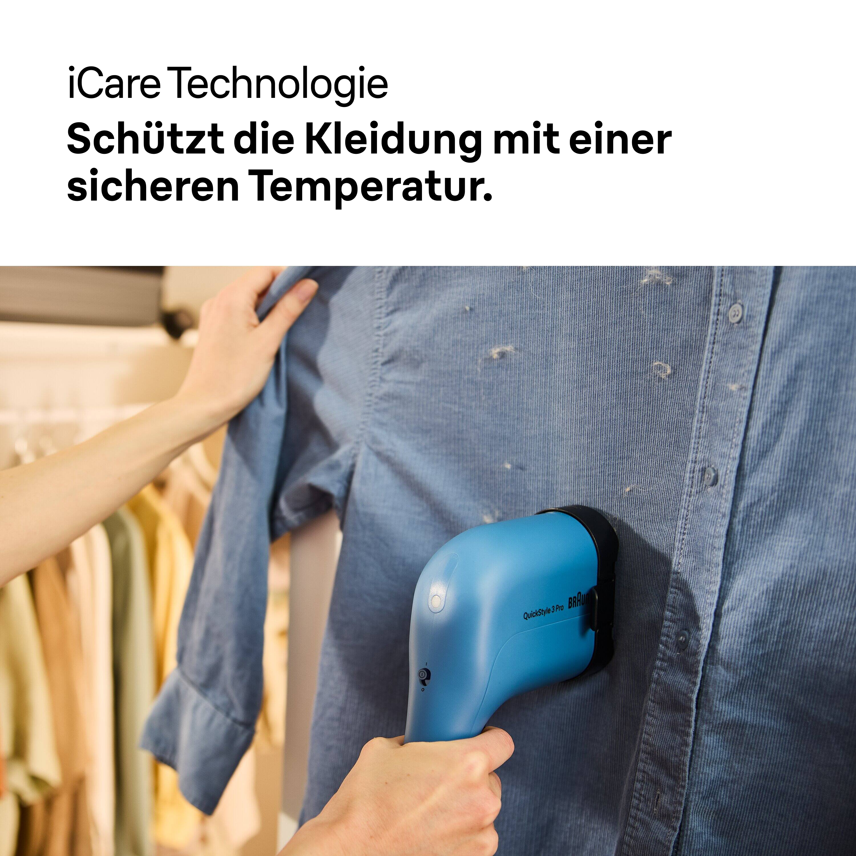 Eine Person bügelt ein blaues Jeanshemd mit einem blauen Steamer. Der Hintergrund zeigt andere Hemden.