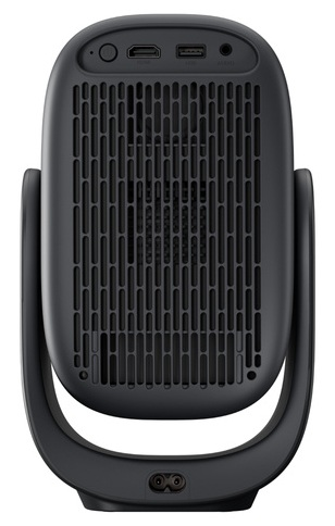 Czarny projektor z kratką, portami i uchwytem. Ma wtyczkę u dołu i kilka portów wejściowych.