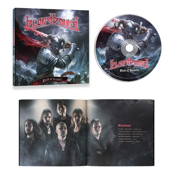 Albumcover mit einem Krieger, der ein Schwert hält, eine CD mit demselben Bild und Fotos von Bandmitgliedern mit der Titelliste.