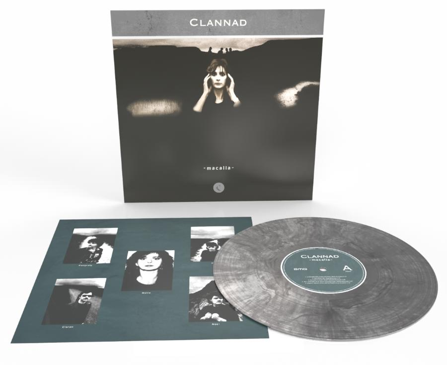 Clannad "Macalla" Vinyl mit Cover und Innensleeve mit Bandfotos.