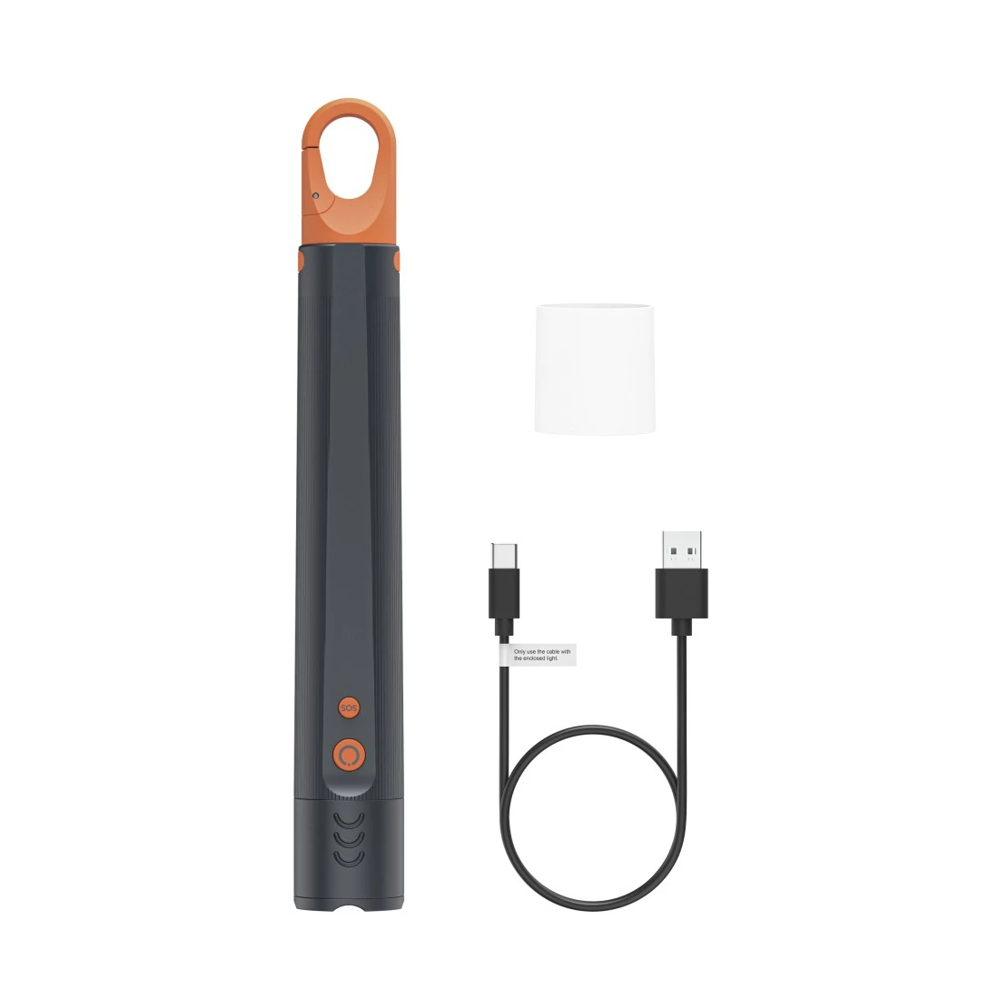 Egy sötétszürke zseblámpa narancssárga betétekkel és egy fehér hengerrel, USB-C és USB kábelek láthatók.