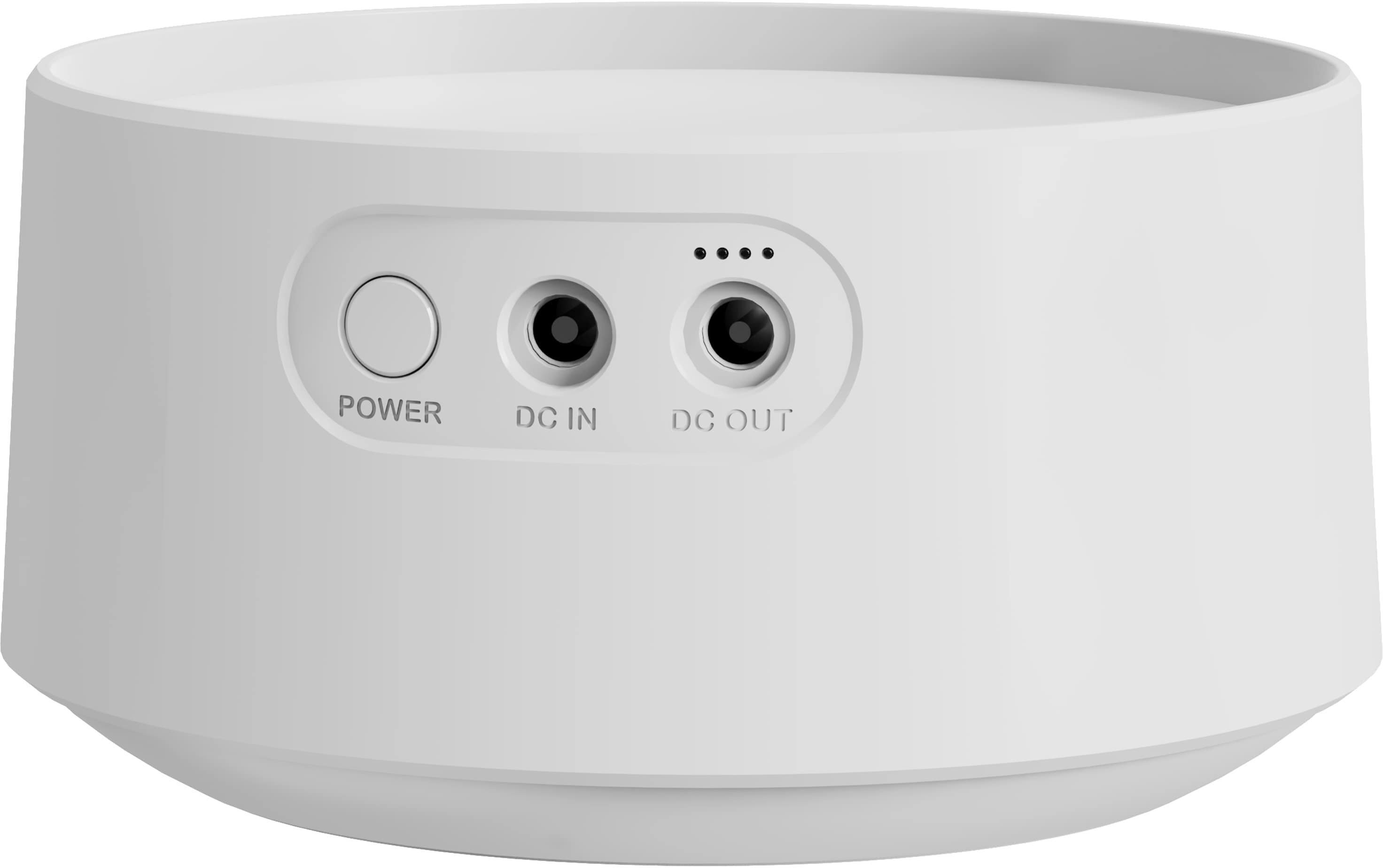 Białe, cylindryczne urządzenie z przyciskami 'POWER', 'DC IN' i 'DC OUT'. Cztery kropki nad portem 'DC OUT'.