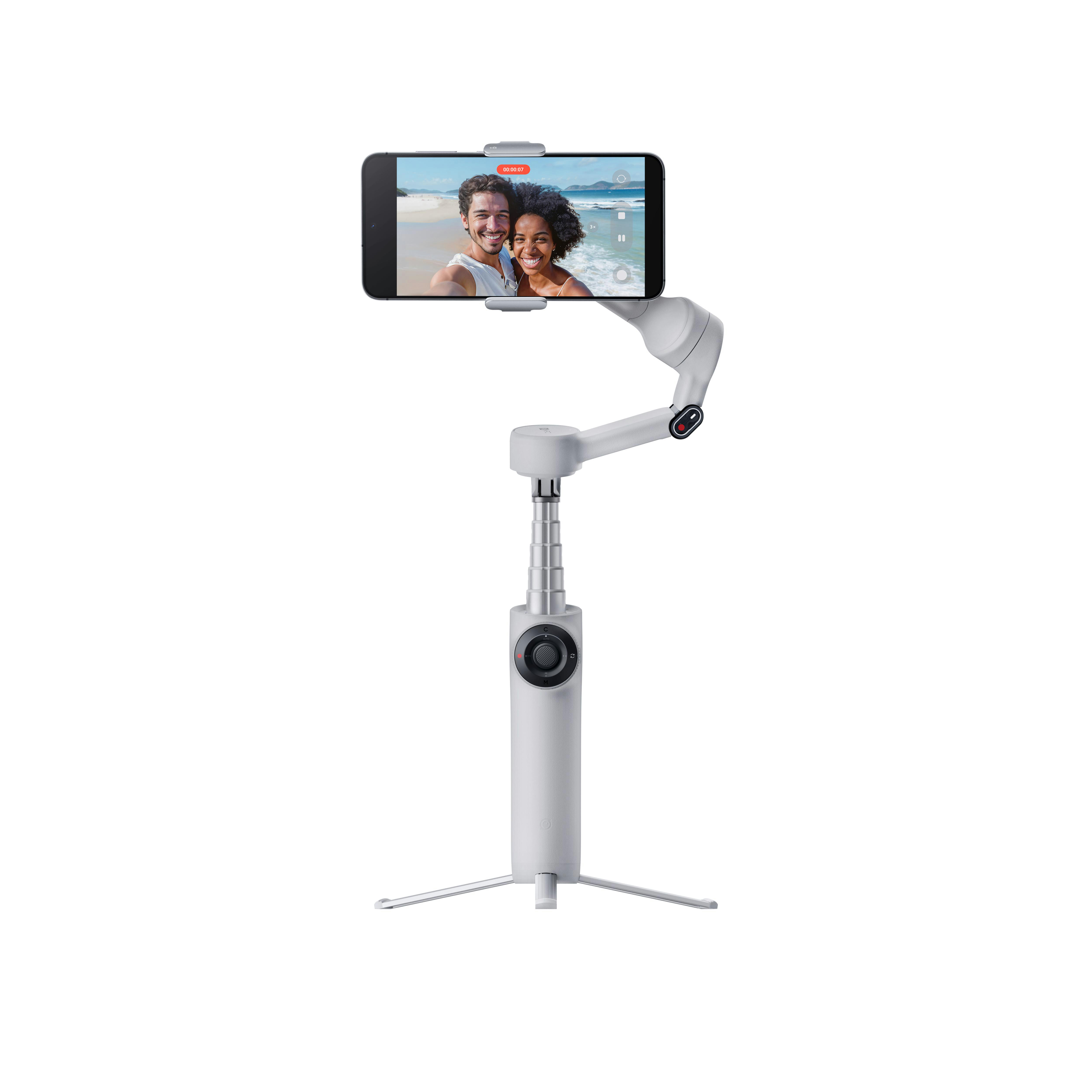 Ein Telefon auf einem Gimbal nimmt ein Paar am Strand auf. Das Gimbal ist weiß. Der Hintergrund ist weiß.
