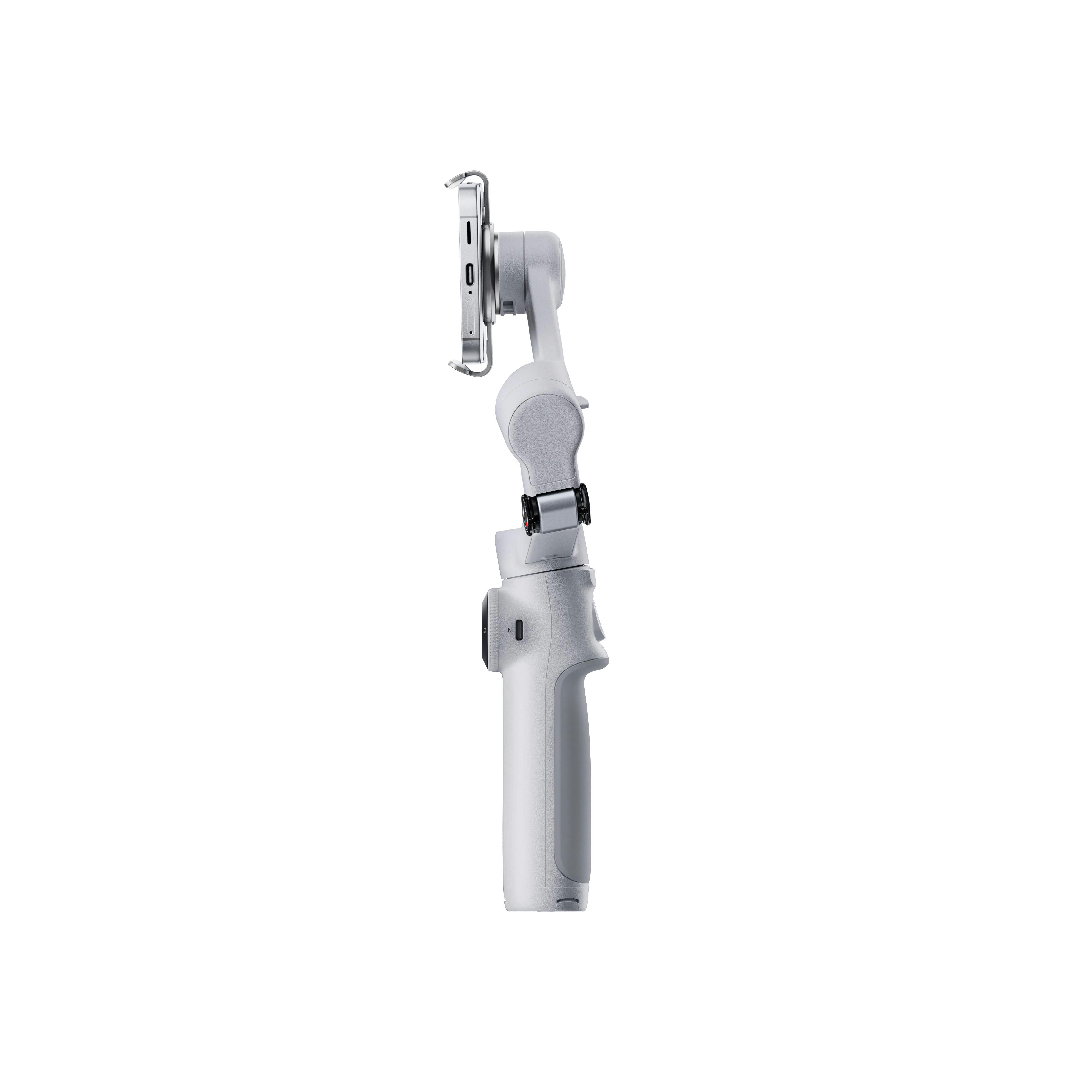 Ein weißer Hand-Gimbal-Stabilisator mit befestigtem Telefon. Er wird vor weißem Hintergrund aufrecht gehalten.