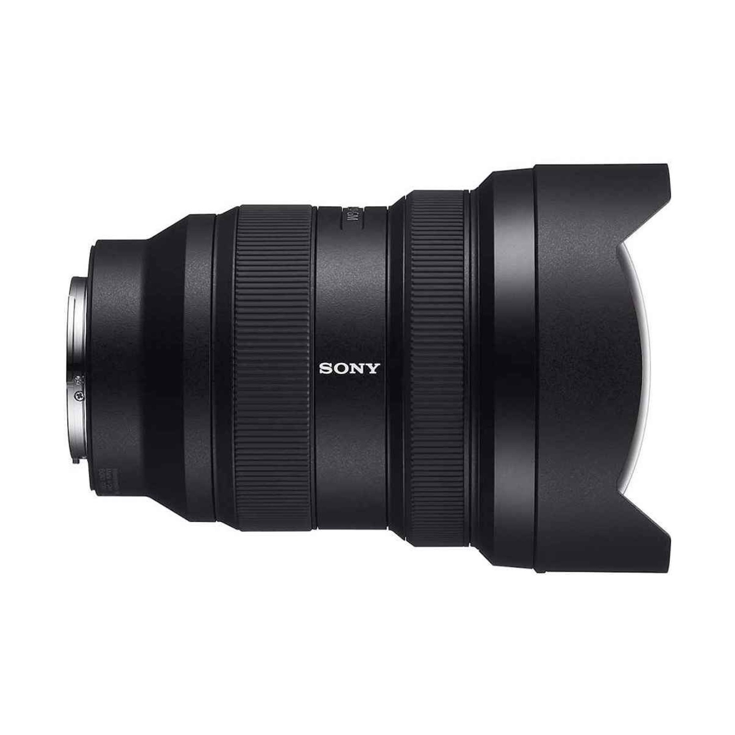 Un obiettivo per fotocamera Sony nero con paraluce. L'obiettivo ha delle scanalature e il logo Sony. È su sfondo bianco.