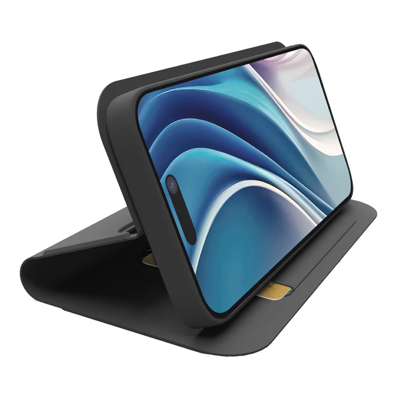Schwarze Handyhülle mit Smartphone. Der Bildschirm zeigt blaue und weiße abstrakte Kunst. Eine goldene Karte ist sichtbar.