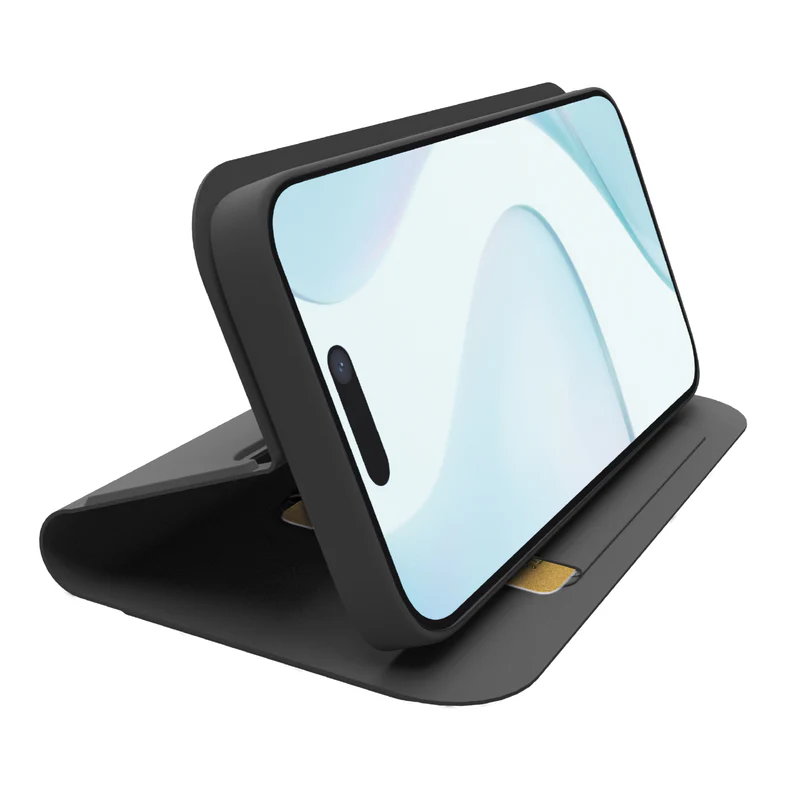Ein schwarzes Smartphone ist in einer schwarzen Brieftaschen-Hülle aufgestellt. Das Telefon zeigt ein hellblaues und weißes abstraktes Design.