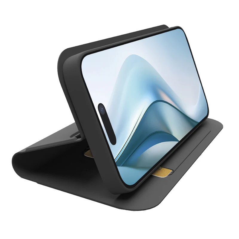 Schwarzes Telefon in einer schwarzen Hülle, geöffnet. Der Bildschirm zeigt ein blaues und weißes abstraktes Design. Eine goldene Karte ist sichtbar.