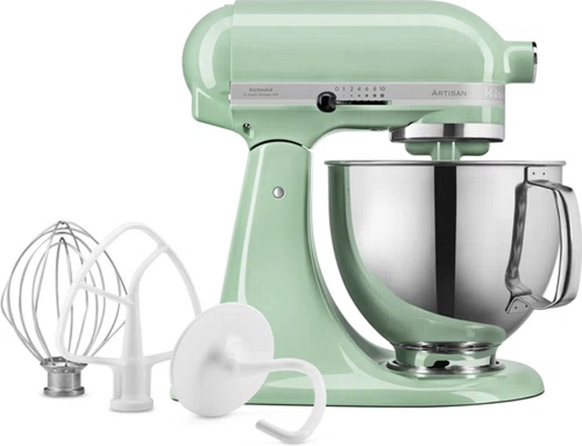 Egy mentazöld KitchenAid Artisan robotgép rozsdamentes acél táljával és három tartozékkal fehér háttér előtt.