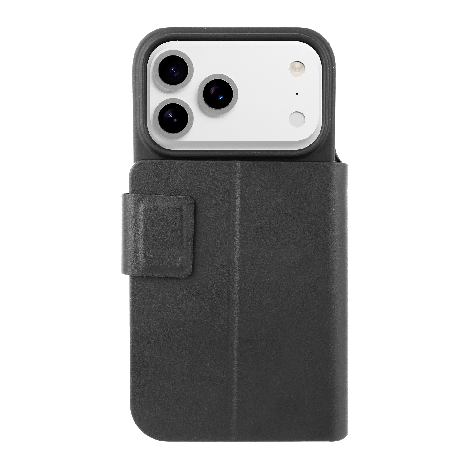 Una funda negra con solapa que cubre un iPhone con tres cámaras y flash. El fondo es blanco.
