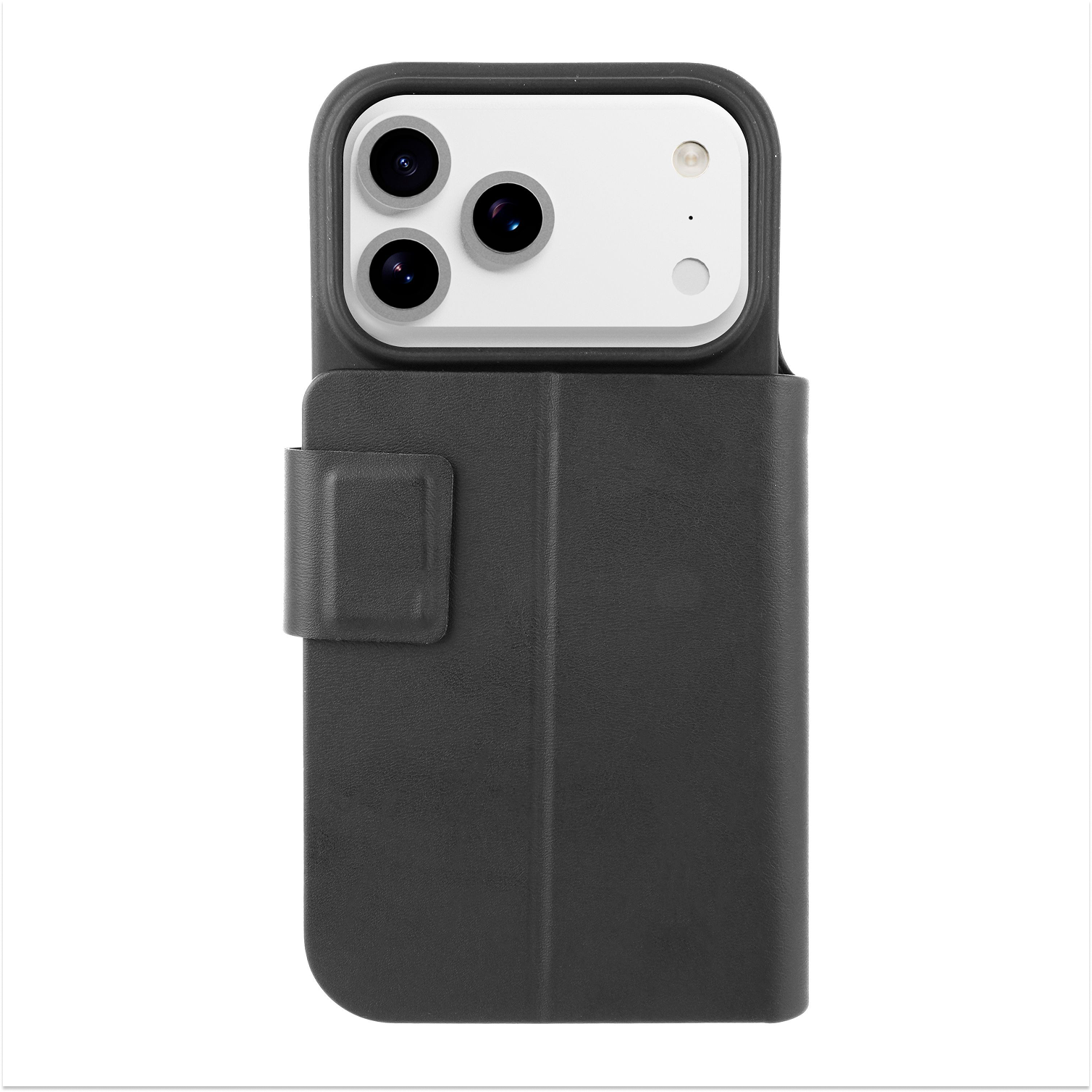 Funda de teléfono negra con recortes para la cámara y solapa magnética. Tres lentes y flash visibles sobre fondo blanco.
