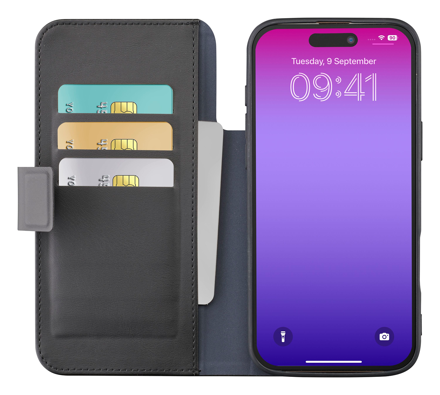 Un smartphone con pantalla morada y hora en una funda negra con ranuras para tarjetas que sostienen tres tarjetas de crédito.