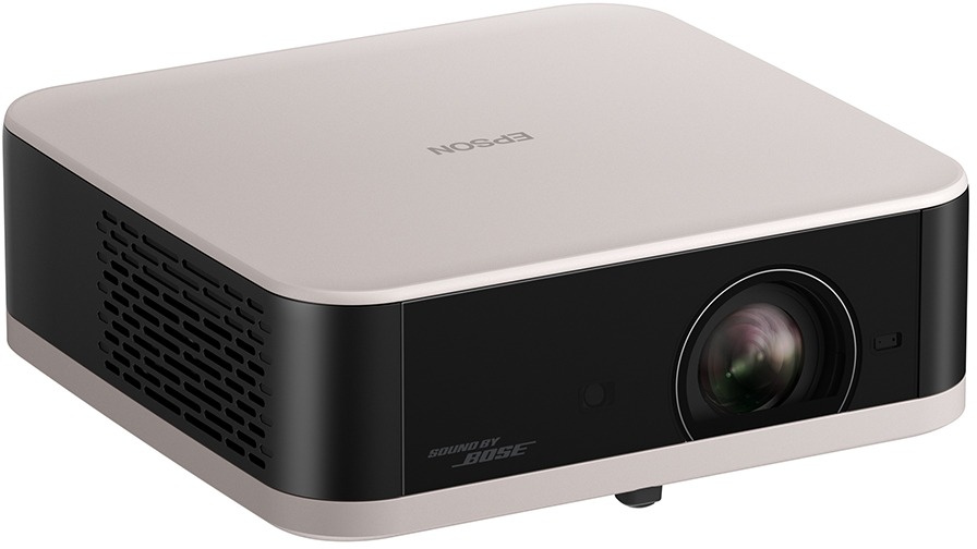 Un projecteur Epson blanc et noir avec un objectif. Le dessus est blanc, l'avant et les côtés sont noirs. 'SOUND BY BOSE' est à l'avant.