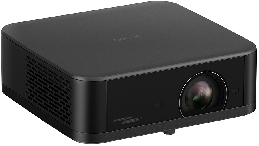 Ein schwarzer Epson-Projektor mit Linse und Lüftungsschlitzen. Die Worte "SOUND BY BOSE" stehen seitlich.