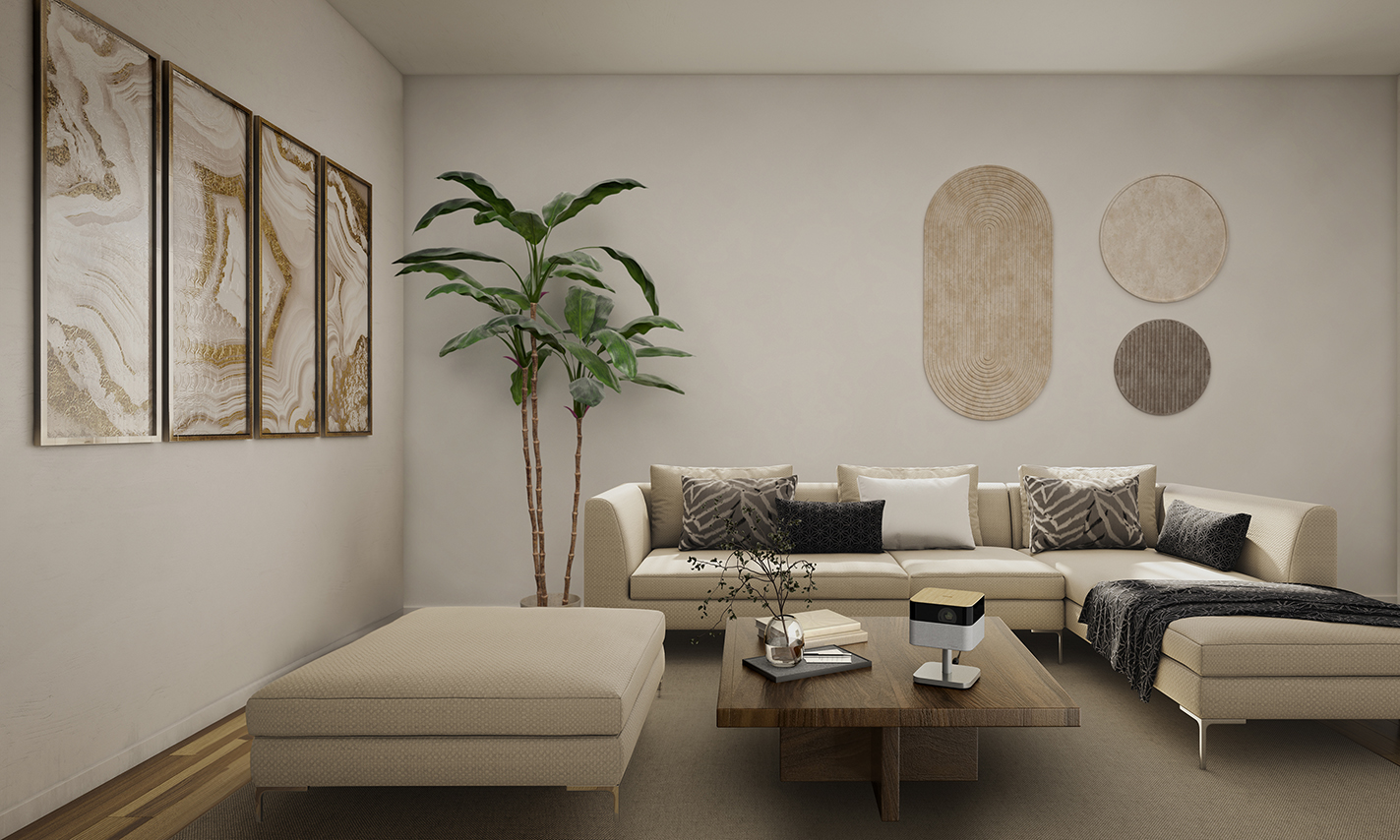 Ein modernes Wohnzimmer mit beigem Sofa, Holztisch und dekorativer Wandkunst. Eine große Pflanze steht am Sofa.
