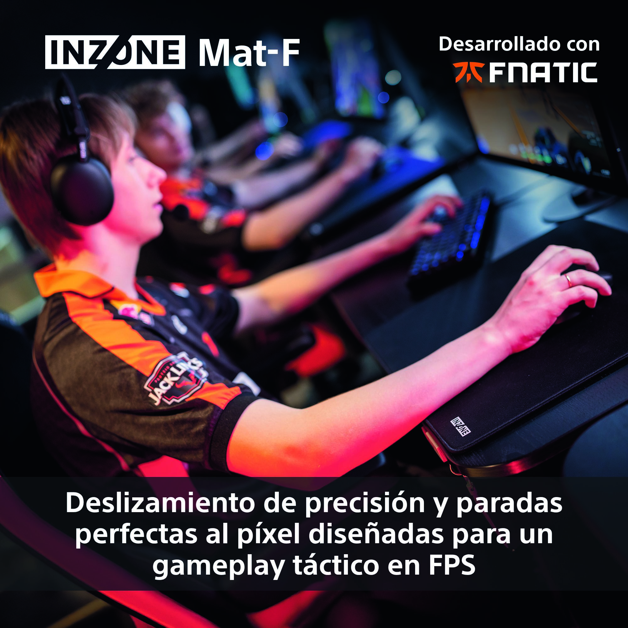 Un jugador con auriculares usa un ratón en una almohadilla negra. La almohadilla tiene escrito "INZONE". El fondo tiene dos jugadores.
