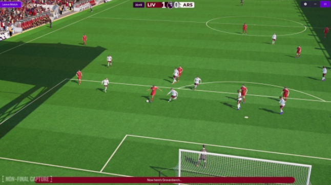 Fußballspiel im Gange. Spieler in roten und weißen Trikots auf grünem Feld. Ergebnis: Liverpool 1, Arsenal 0.