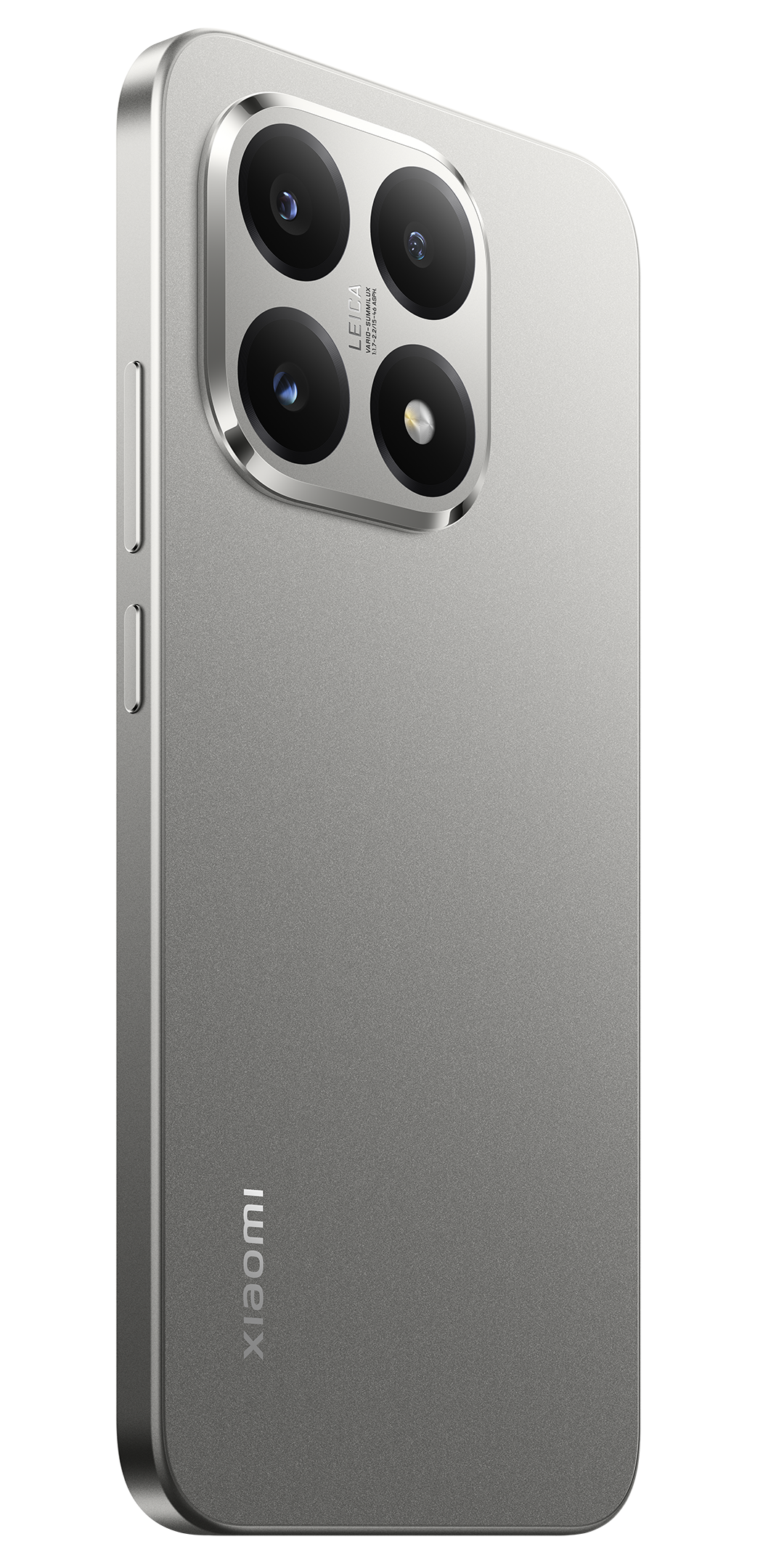 Egy ezüst okostelefon négy kamerával. A telefon szürke hátlappal és oldalsó gombbal rendelkezik. Látható a Xiaomi logó.