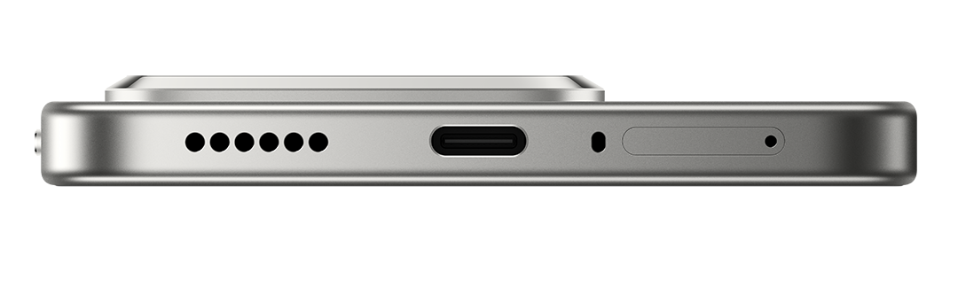 Ezüst telefon oldala. Jellemzők: hat lyuk, USB-C port, mikrofon és SIM-kártya foglalat. Fehér háttér.