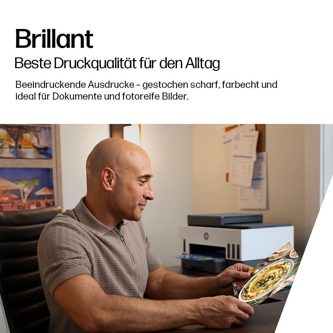 Ein Mann liest eine Zeitschrift mit gedruckten Essensbildern. Auf dem Schreibtisch steht ein Drucker. Text: 'Brillant', 'Beste Druckqualität'.