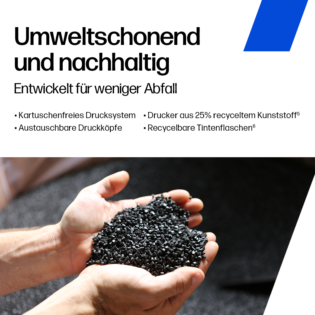 Hände halten schwarze recycelte Kunststoffpellets, mit Text über umweltfreundliche Drucklösungen auf Deutsch.