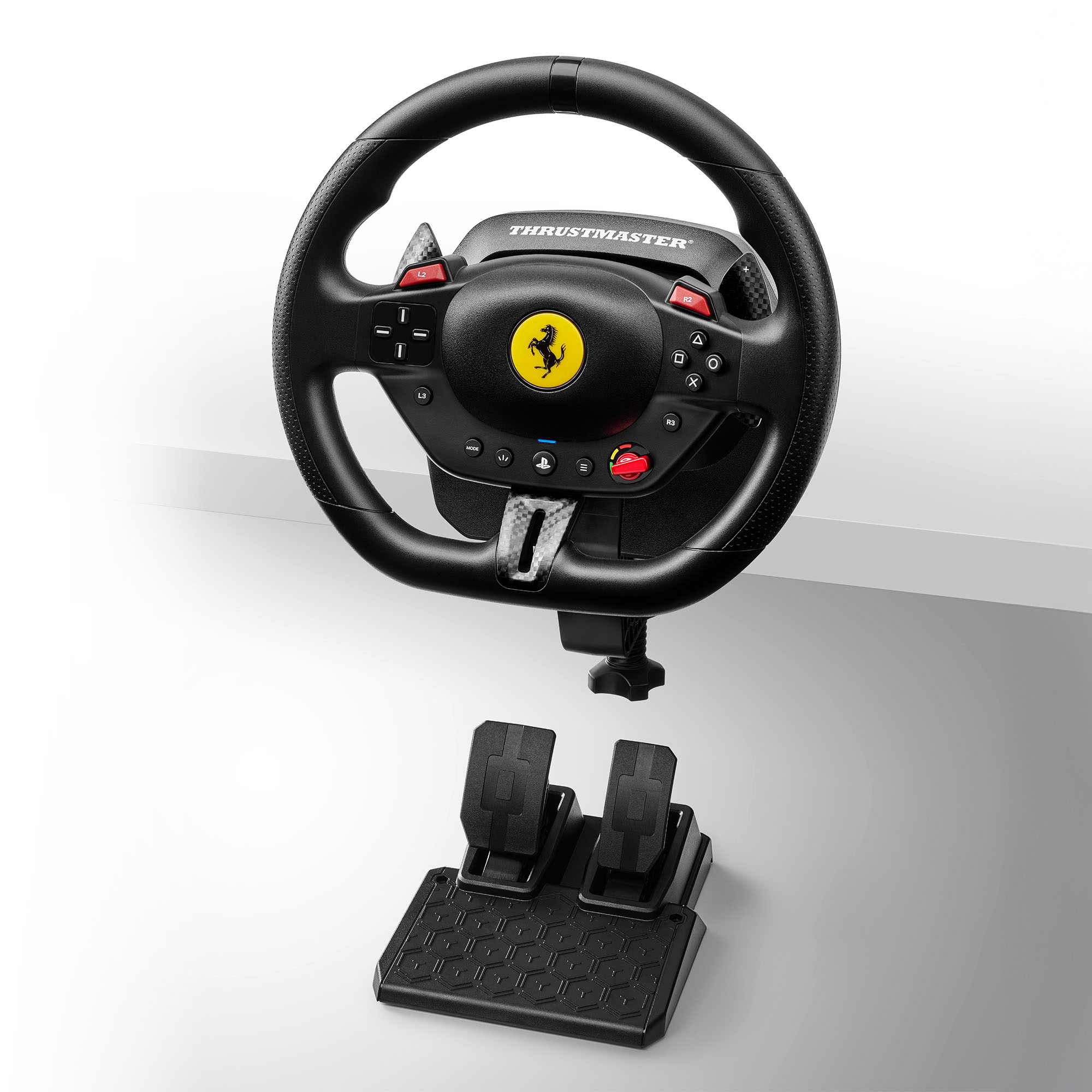 Ein schwarzes Thrustmaster Ferrari-Rennlenkrad und Pedalsatz. Das Lenkrad hat rote Knöpfe und ein gelbes Ferrari-Logo.