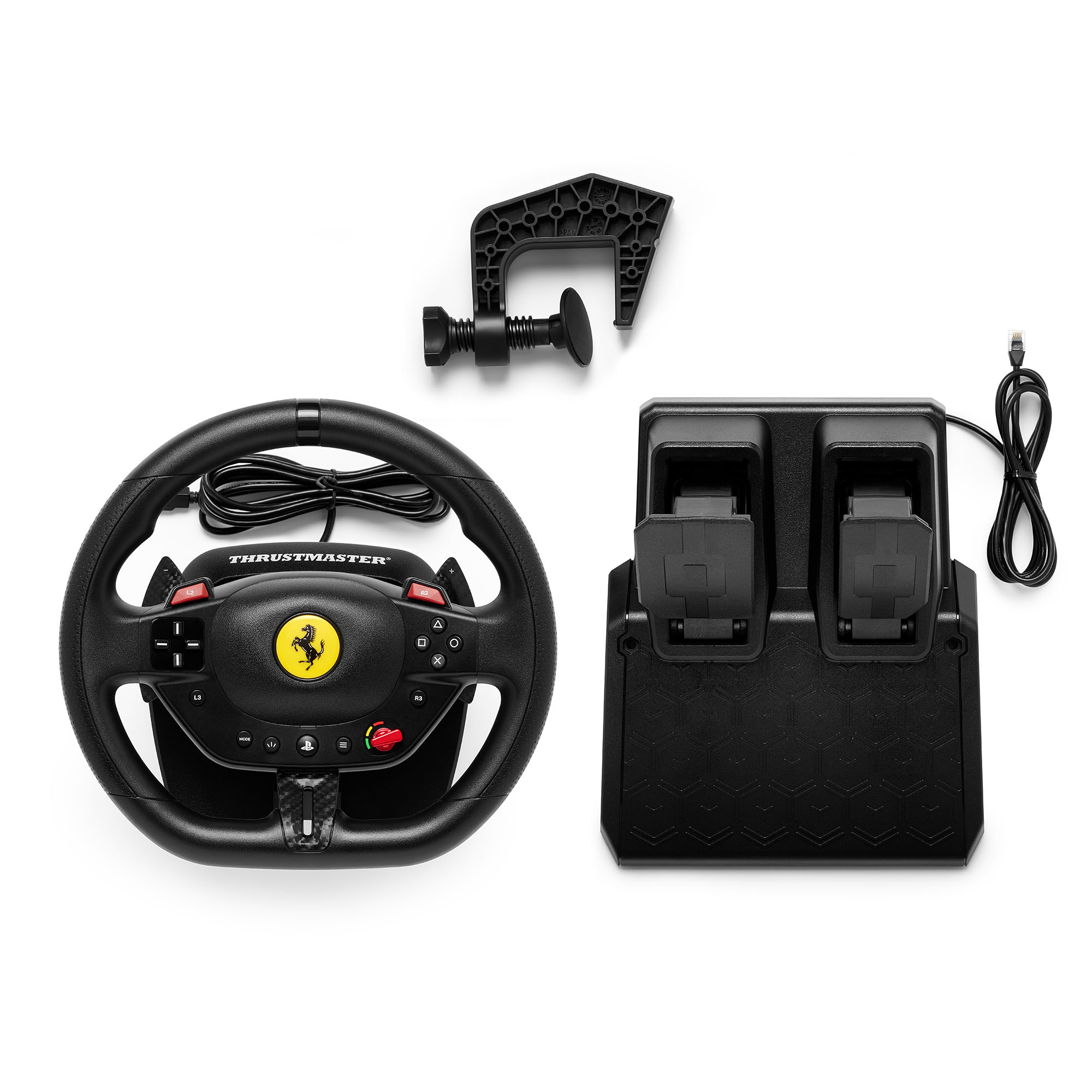 Ein schwarzes Thrustmaster Ferrari-Rennlenkrad, Pedale und Klemme auf weißem Hintergrund.