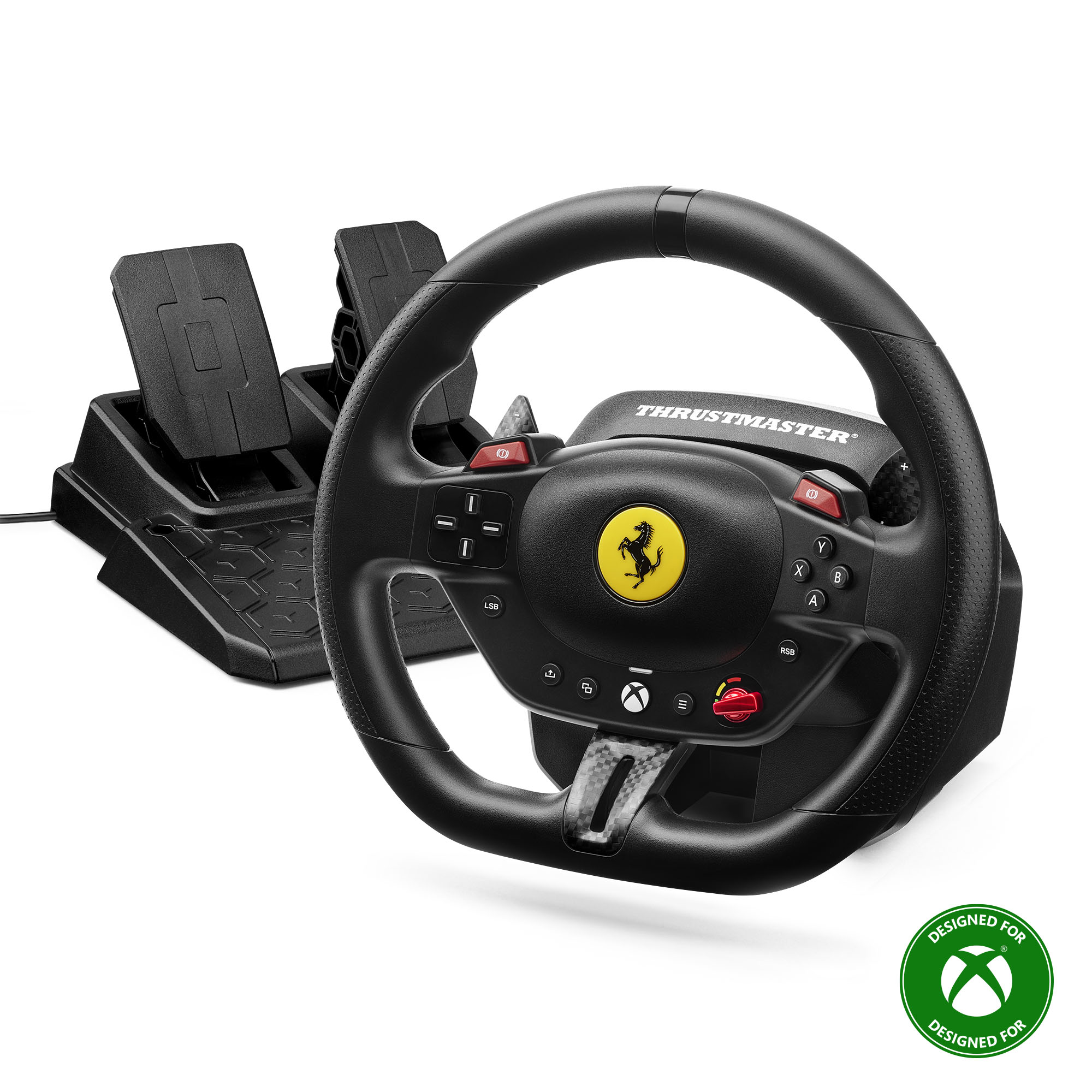 Schwarzes Thrustmaster-Rennlenkrad mit Ferrari-Logo und Pedalen zum Spielen auf weißem Hintergrund.