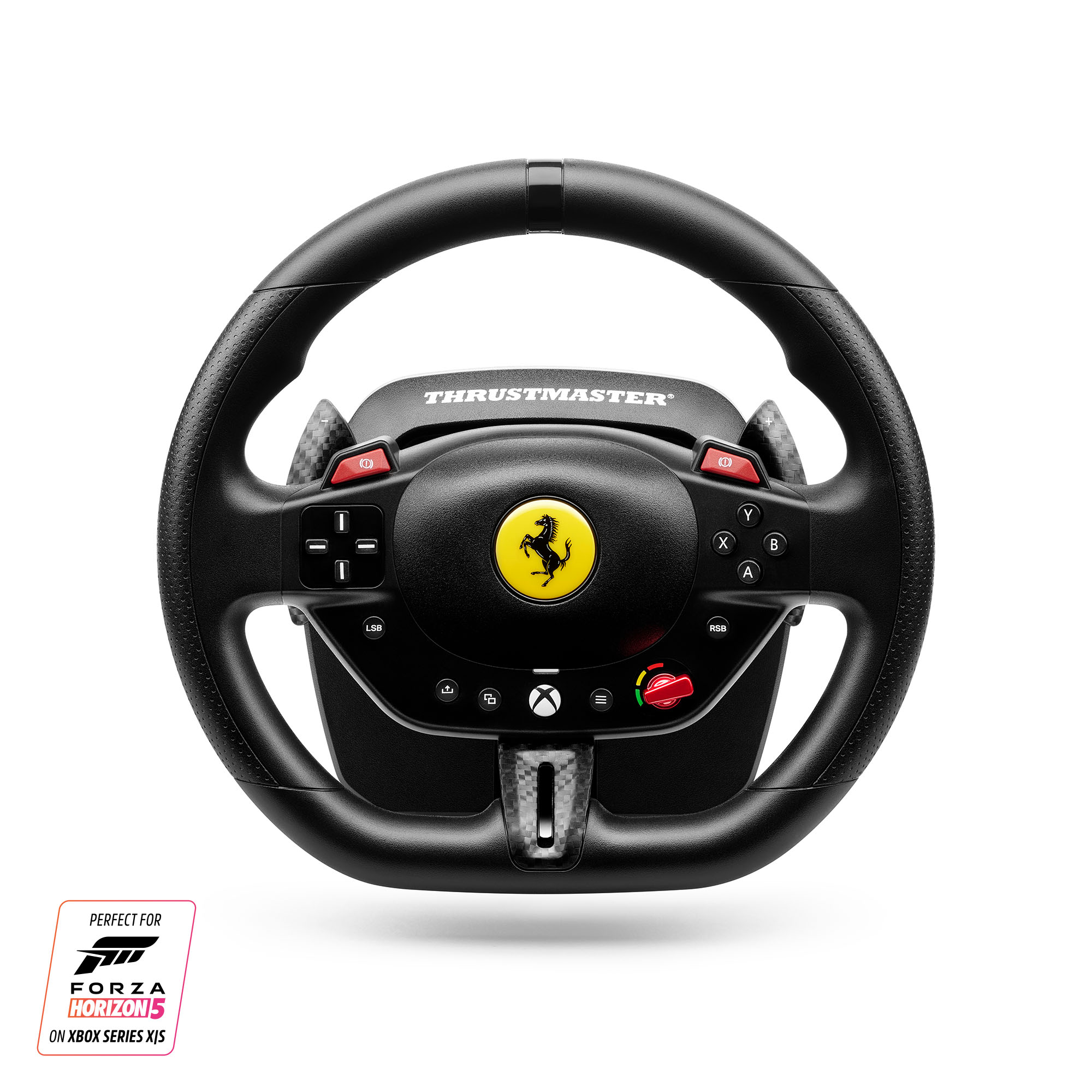 Schwarzes Ferrari-Lenkrad mit roten Knöpfen und gelbem Ferrari-Logo. Thrustmaster- und Forza Horizon 5-Logos sind sichtbar.