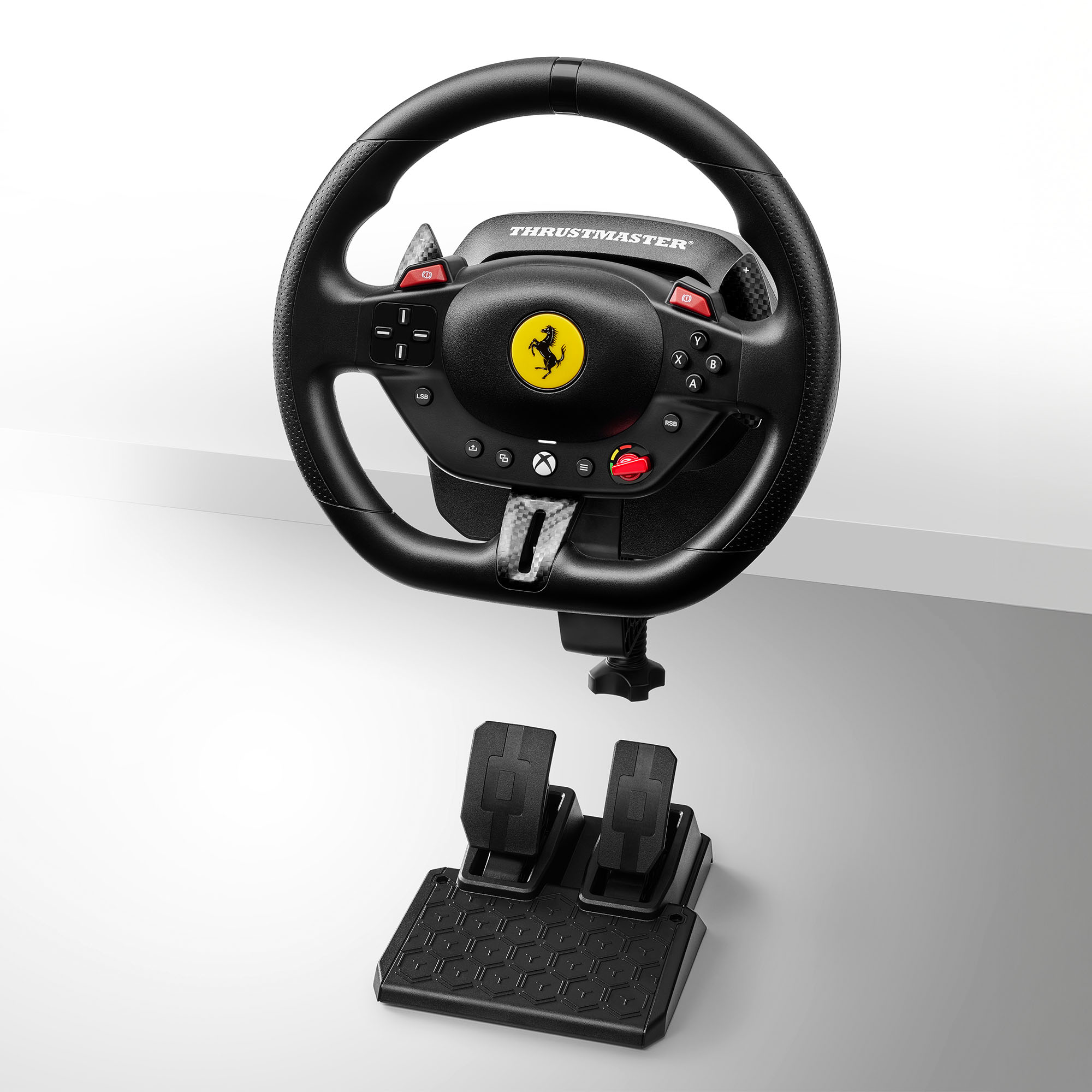 Ein schwarzes Thrustmaster Ferrari-Lenkrad mit Pedalen. Das Ferrari-Logo befindet sich in der Mitte. Der Hintergrund ist weiß.