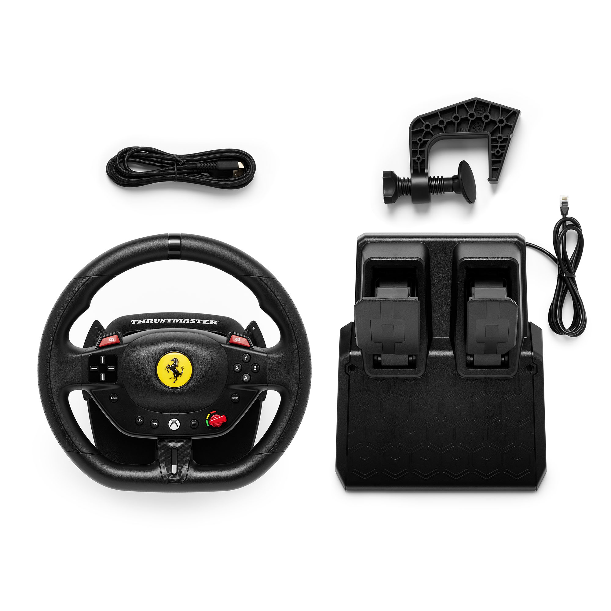 Ein schwarzes Thrustmaster Ferrari-Rennlenkrad, Pedale und Zubehör liegen auf einer weißen Oberfläche zur Nutzung bereit.