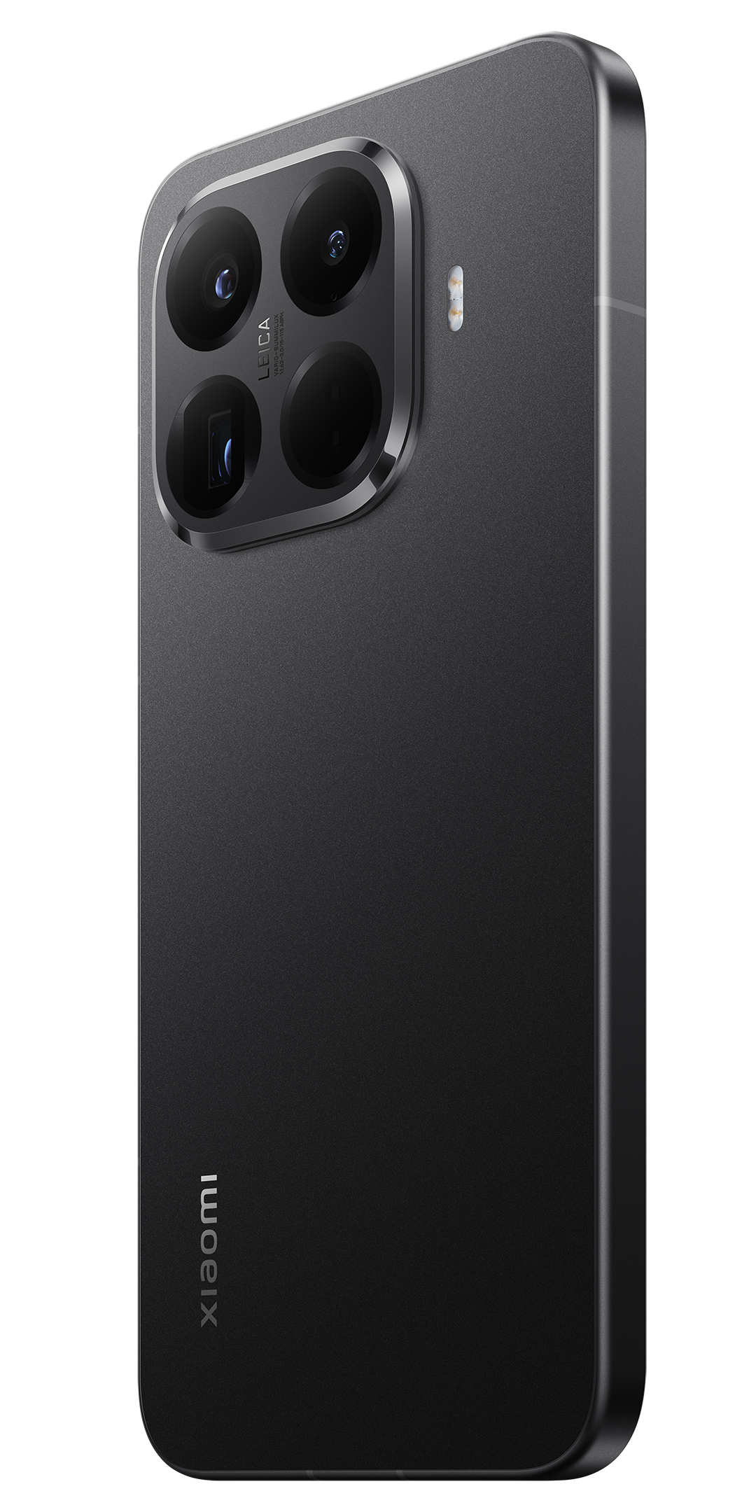 Egy fekete Xiaomi telefon Leica kamerarendszerrel. A telefon szögben van, a kamera lencséit és a márkalogót mutatja.