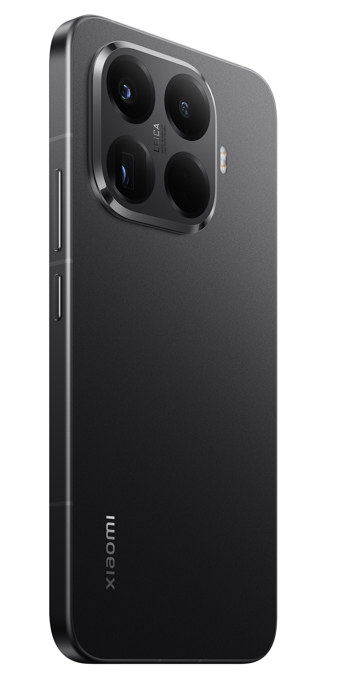 Fekete okostelefon Leica kamera lencsékkel. Xiaomi logó alul. Oldalsó gombok láthatók. A telefon fehér háttéren van.