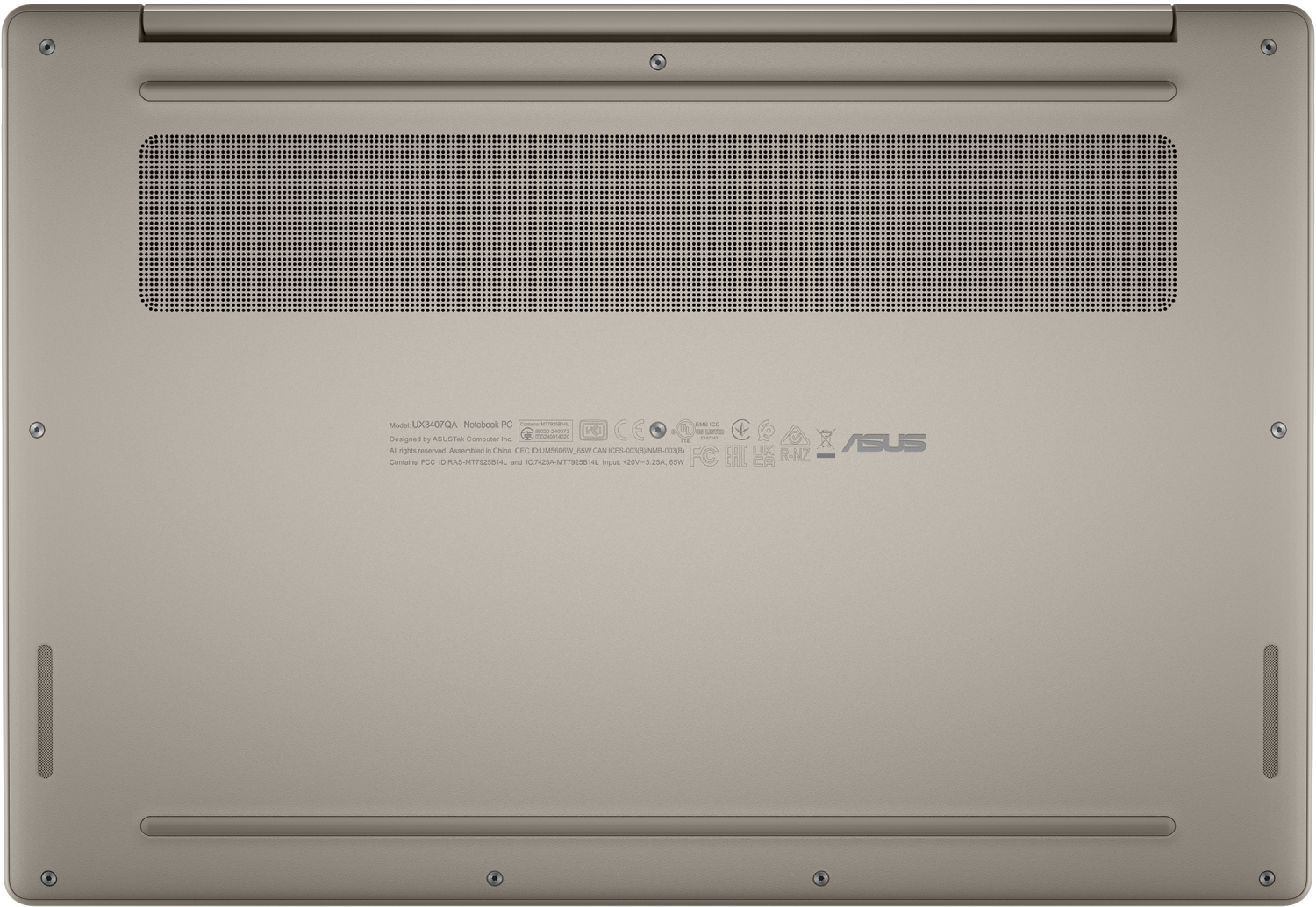 Vista inferior de un portátil. Tiene un acabado gris plateado, con orificios de ventilación, tornillos y el logotipo de Asus.
