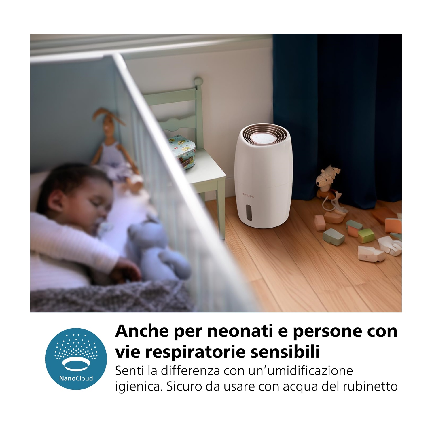 Un bambino dorme in una culla. Un umidificatore bianco è vicino. I giocattoli sono sul pavimento. Il testo dice 'NanoCloud'.