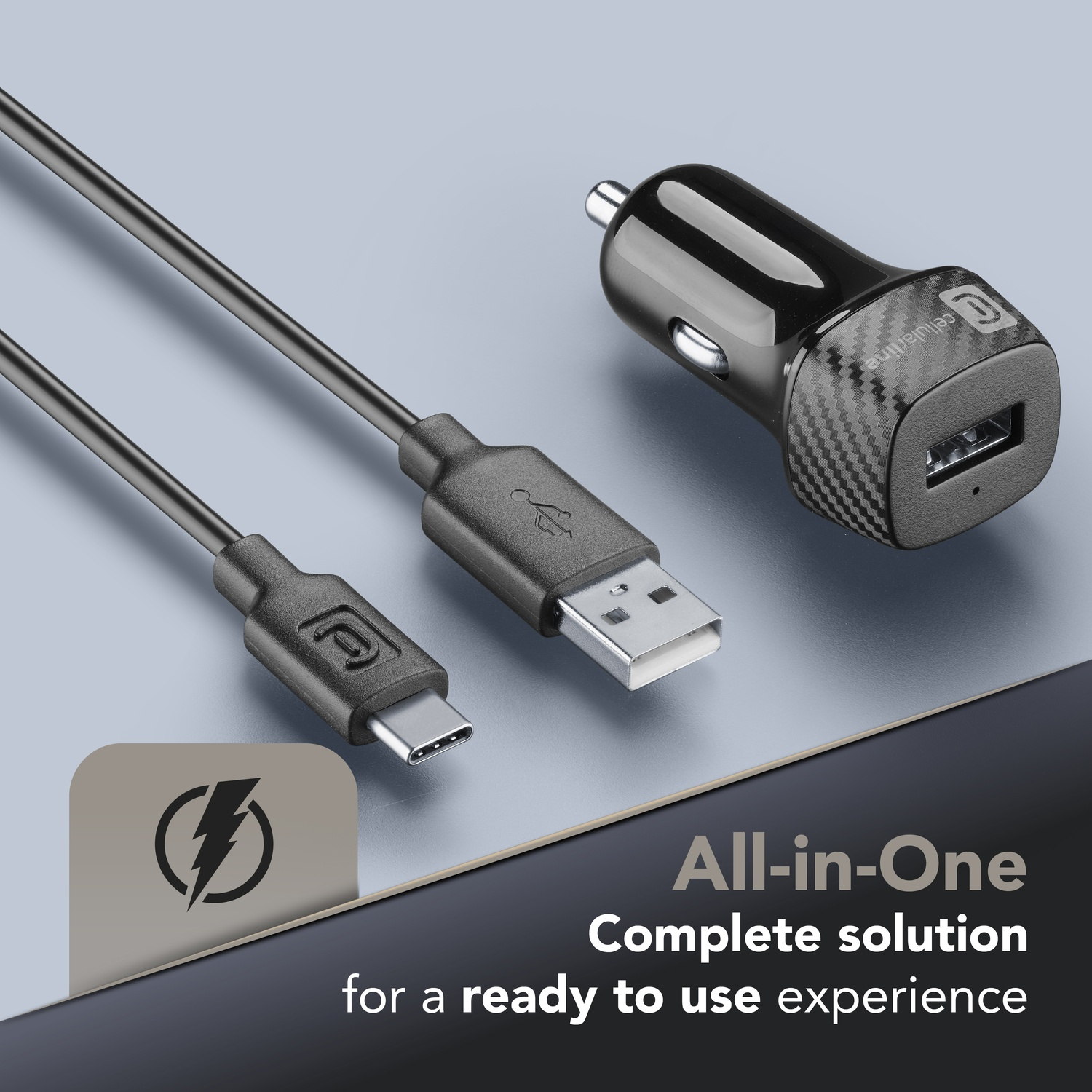 Caricabatterie per auto nero con porta USB e cavi, inclusi connettori USB-C e USB-A, su superficie azzurra.