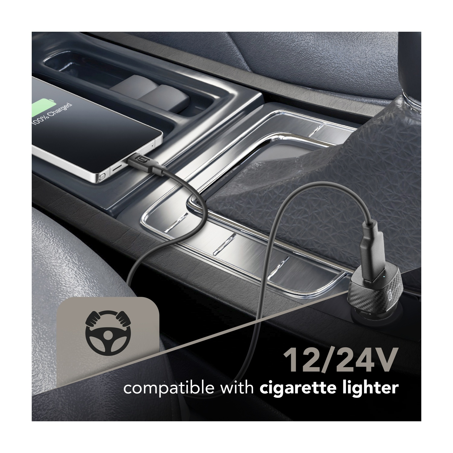 Telefono in carica in auto. 100% carica sullo schermo del telefono. Caricatore collegato alla presa dell'accendisigari. Compatibile 12/24V.