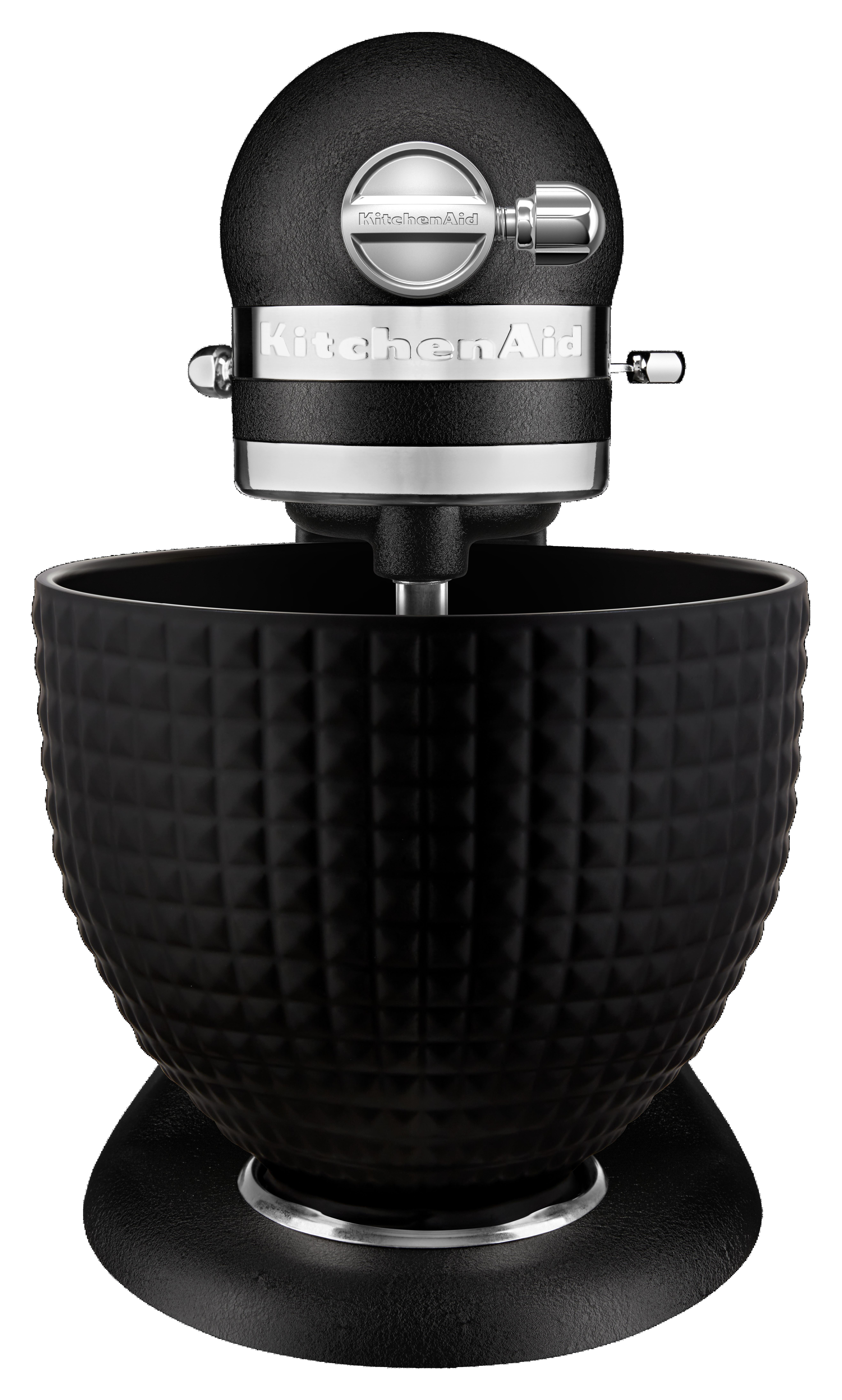 Ein schwarzer KitchenAid-Küchenmixer mit strukturierter Schüssel. Der Mixer hat ein Chromband und Akzente. Der Hintergrund ist weiß.