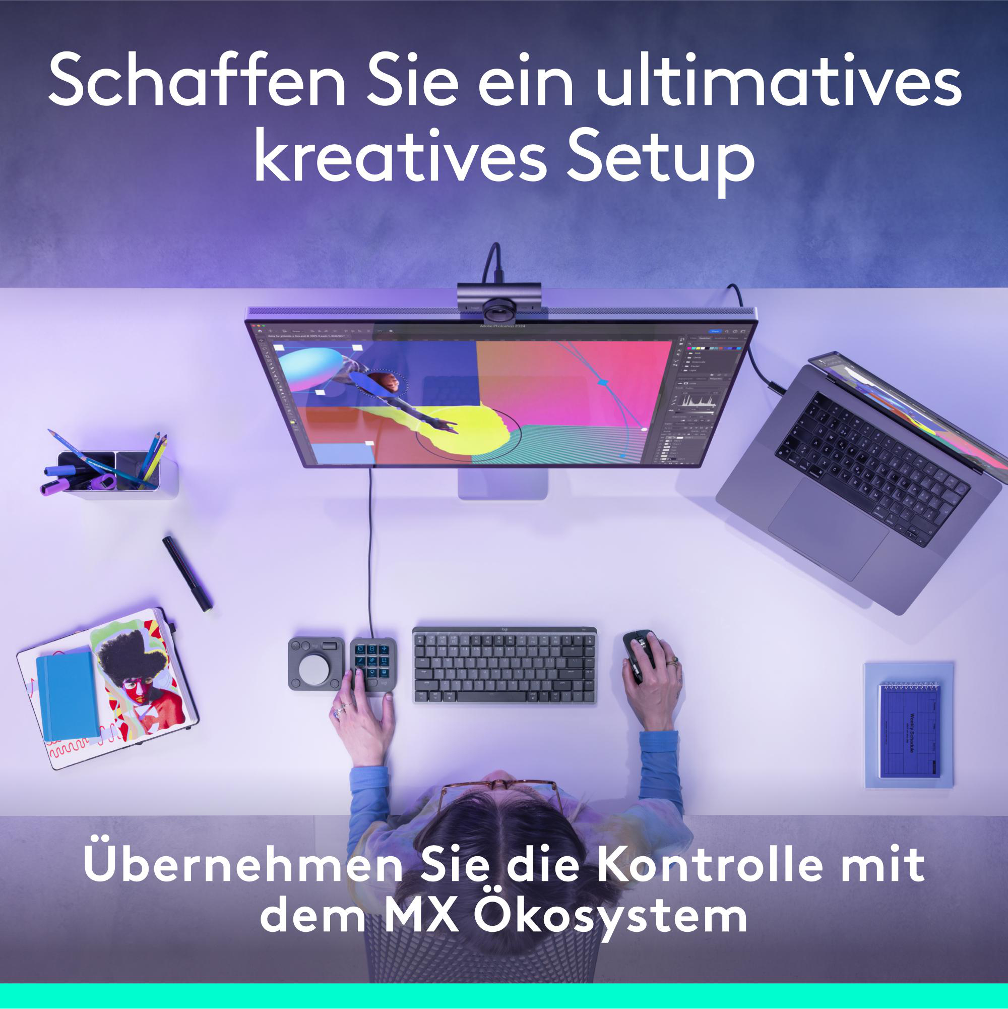 Schreibtisch-Setup mit Monitor, Laptop, Tastatur, Maus und Benutzer. Grafikdesign-Software ist auf dem Monitor geöffnet.