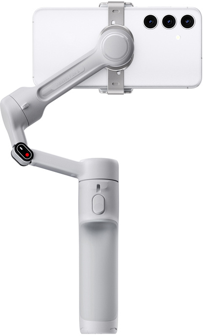 Egy fehér okostelefont egy szürke gimbal tart. A gimbal fogantyúval, karokkal, gombokkal és egy piros fénnyel rendelkezik.
