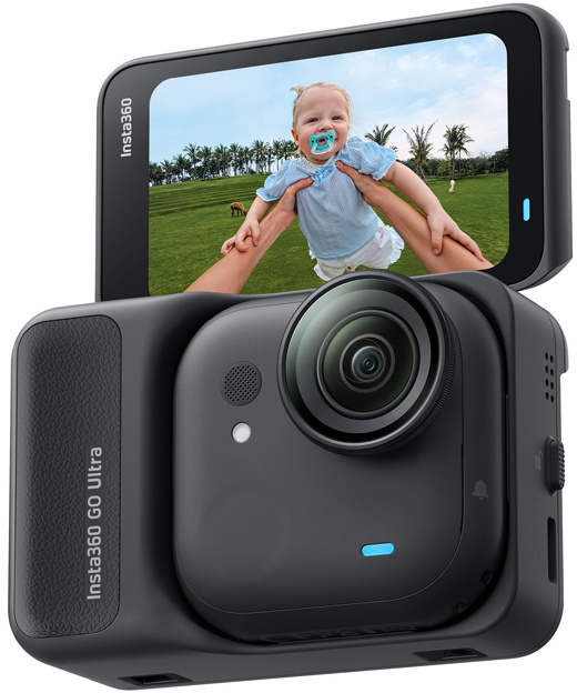 Insta360 GO Ultra kamera. A kijelző egy felemelt babát mutat. A baba cumit visel. Zöld fű pálmafákkal a háttérben.